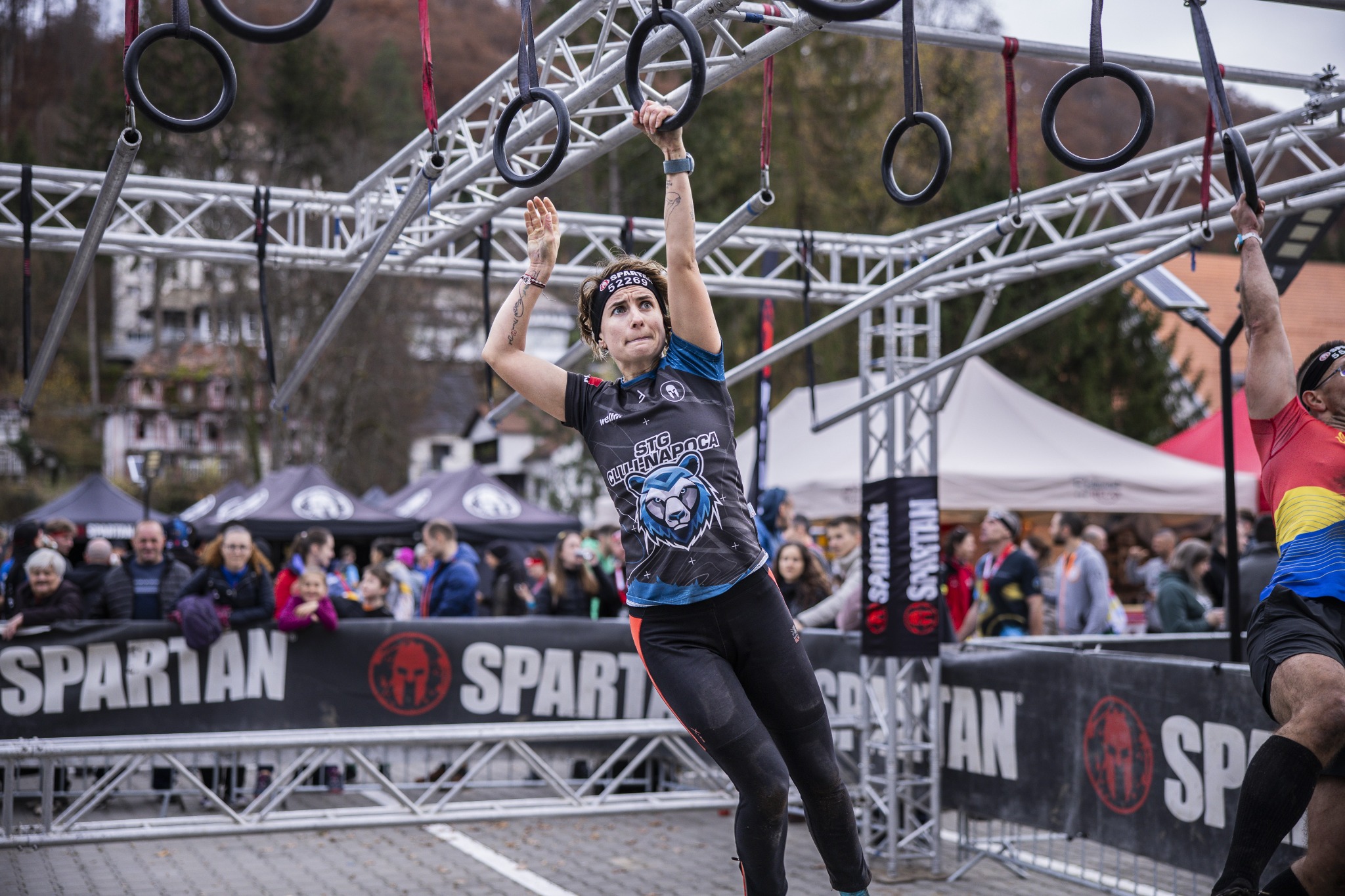 Adela participând la o cursă Spartan